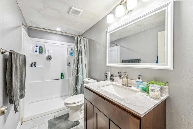 full bath with toilet, vanity, visible vents, and a shower with shower curtain