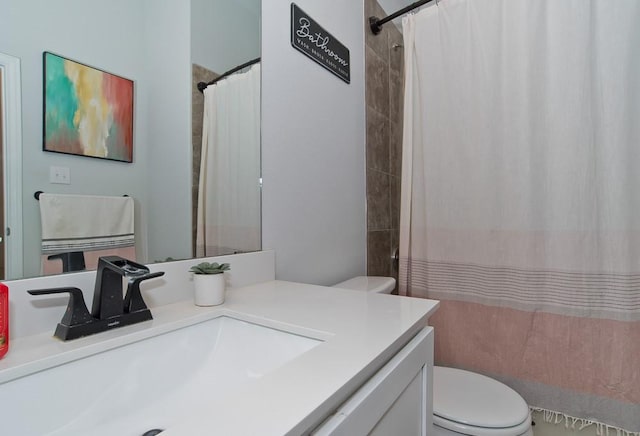 bathroom with a shower with shower curtain, vanity, and toilet