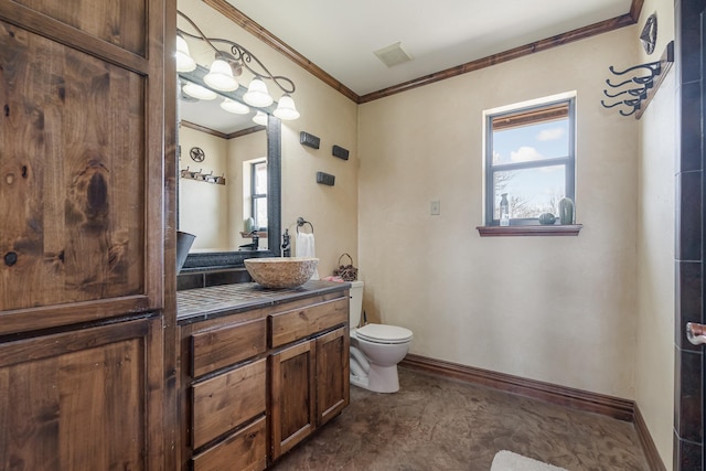 bathroom featuring visible vents, ornamental molding, toilet, and baseboards