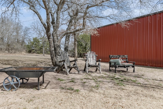 view of yard featuring an outbuilding