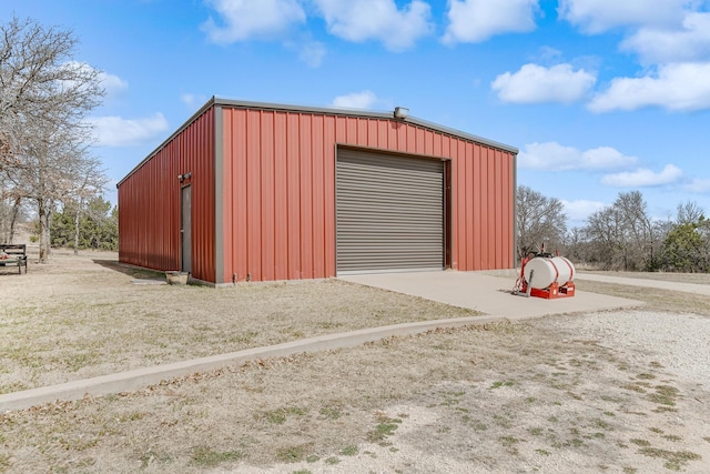 view of outdoor structure featuring an outbuilding