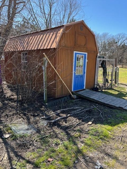 view of outdoor structure featuring an outbuilding