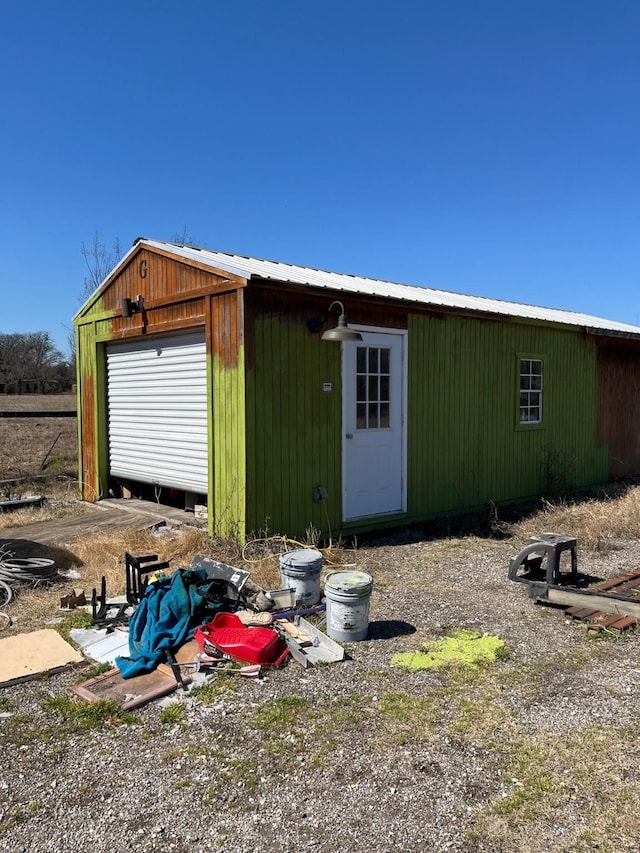 view of outdoor structure featuring an outbuilding