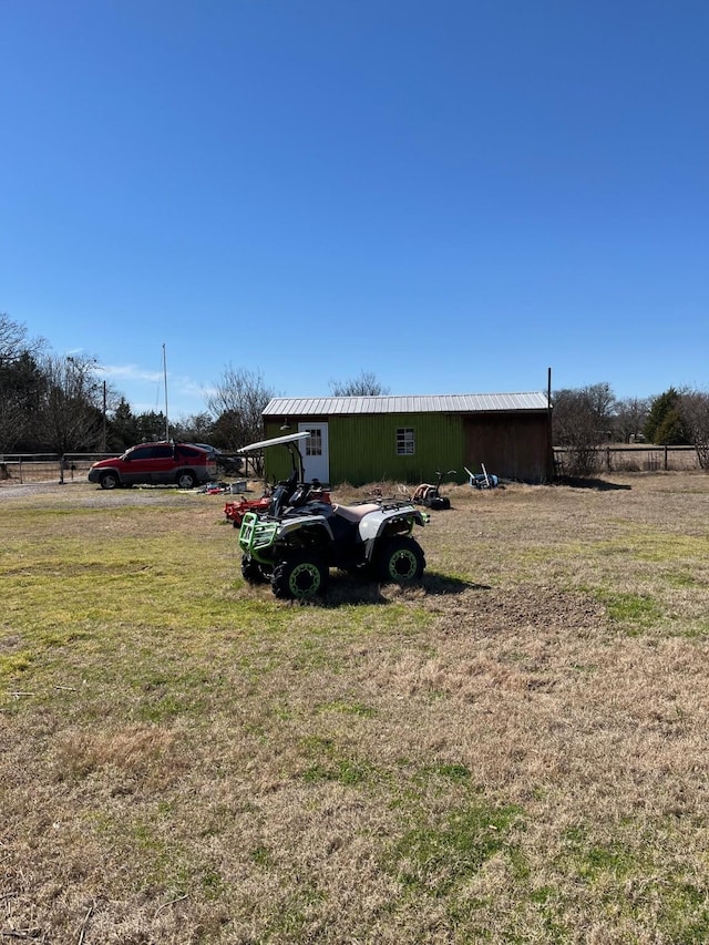 view of yard featuring a pole building and an outdoor structure