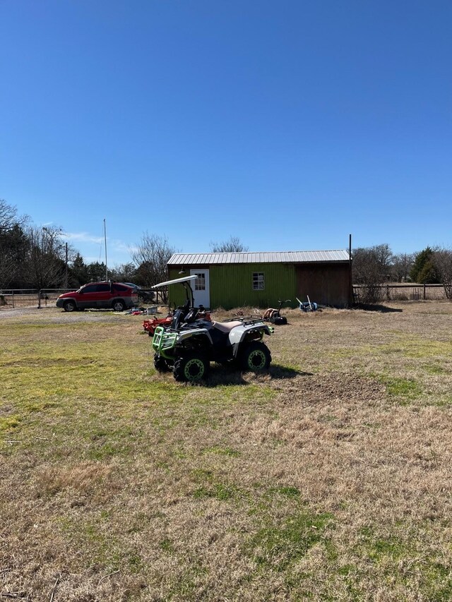601 Pritchett Ln, Kemp, TX 75143 - view of yard featuring a pole building and an outbuilding
