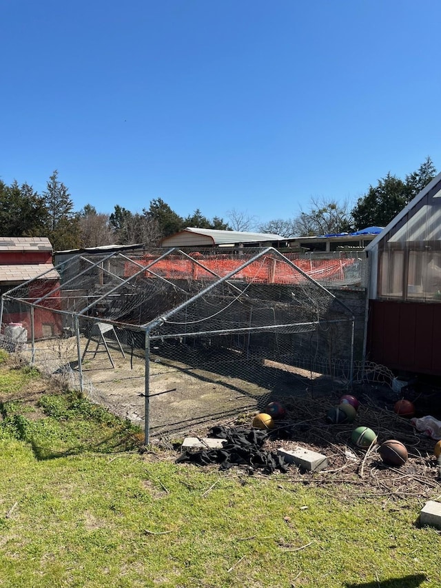 view of yard with an outbuilding