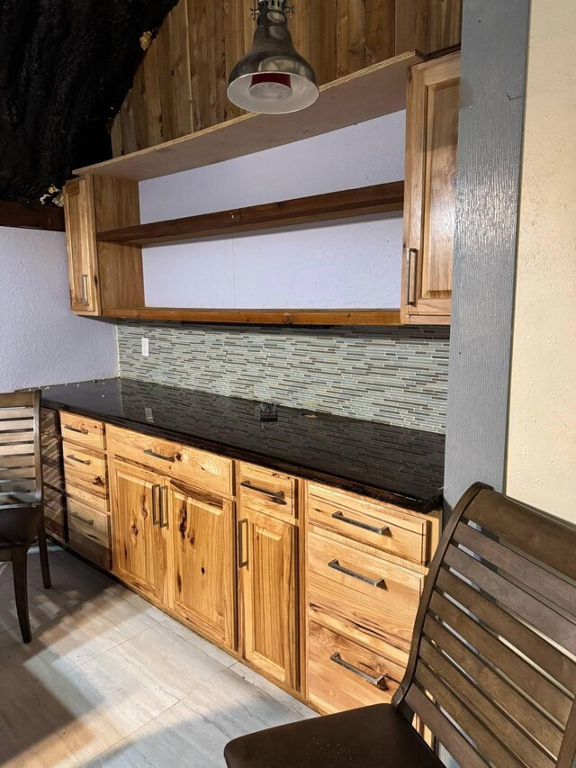 601 Pritchett Ln, Kemp, TX 75143 - kitchen with open shelves, tasteful backsplash, dark countertops, and a textured wall