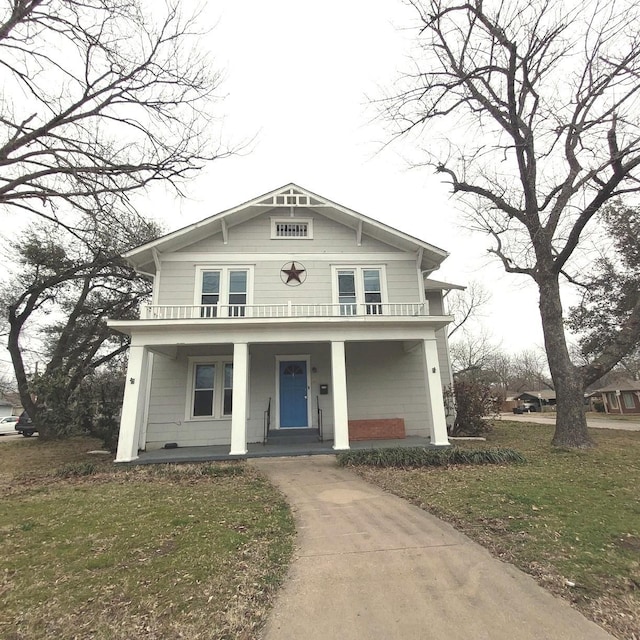 view of front of home featuring a front yard and covered porch