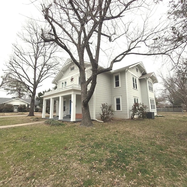 view of front of house featuring a patio area and a front yard