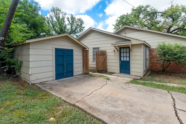 single story home with an outbuilding