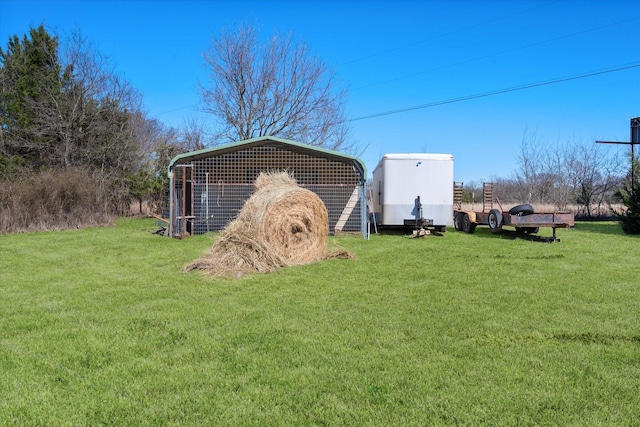 view of yard featuring an outdoor structure