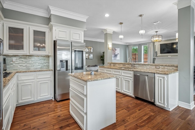 kitchen featuring tasteful backsplash, visible vents, stainless steel appliances, white cabinetry, and a sink