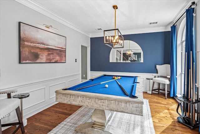 game room with an inviting chandelier, billiards, wood finished floors, and visible vents