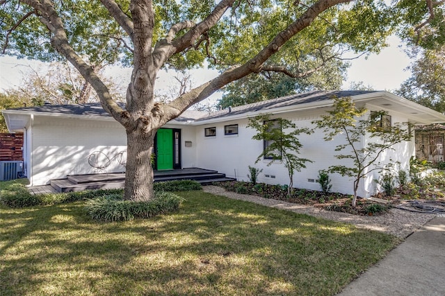 view of front of home featuring cooling unit, crawl space, brick siding, and a front lawn