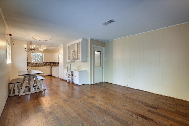 living area featuring a chandelier, dark wood-style flooring, and visible vents