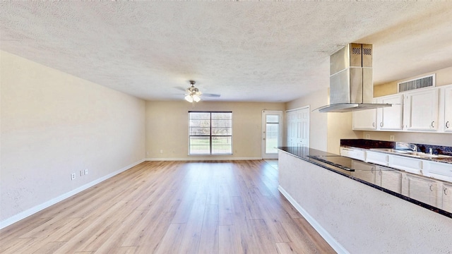 kitchen featuring extractor fan, white cabinetry, a ceiling fan, light wood finished floors, and dark countertops