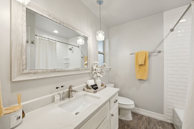 full bathroom featuring toilet, vanity, wood finished floors, a shower with curtain, and baseboards