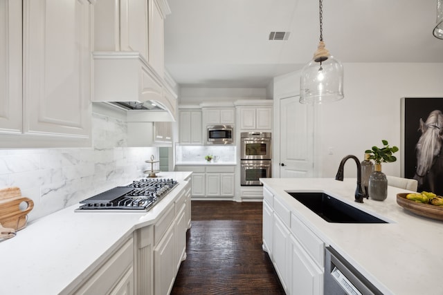 kitchen featuring stainless steel appliances, a sink, visible vents, white cabinetry, and light countertops