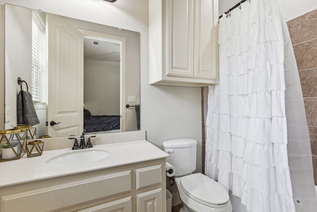 ensuite bathroom with a shower with shower curtain, ensuite bath, vanity, and toilet