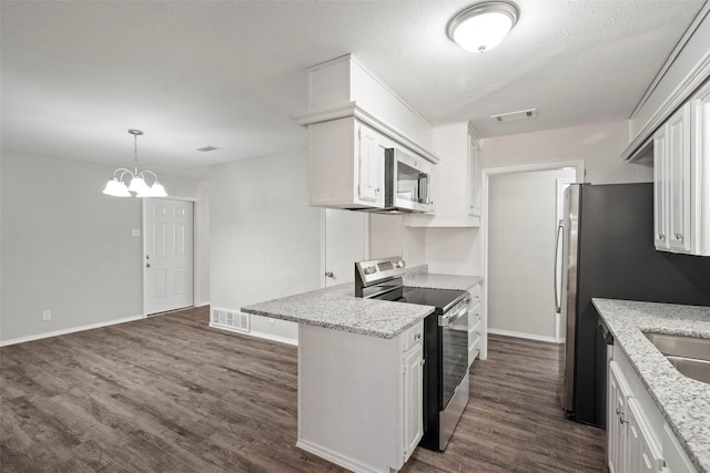 kitchen featuring visible vents, dark wood finished floors, a peninsula, and stainless steel electric range