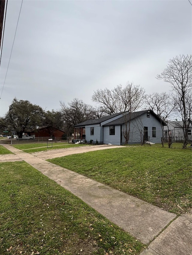 view of front of house with driveway and a front lawn