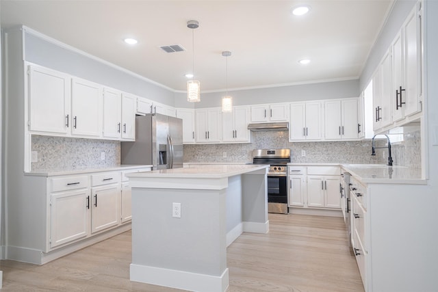 kitchen with visible vents, stainless steel appliances, light wood-type flooring, under cabinet range hood, and a sink