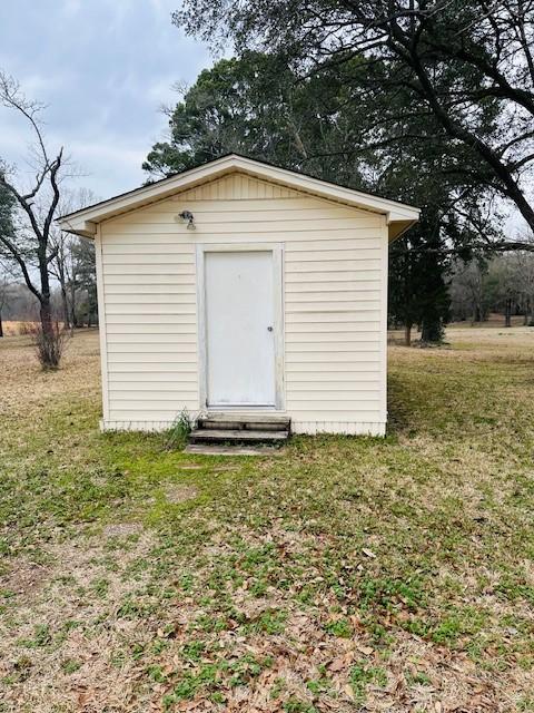 view of outdoor structure with an outbuilding