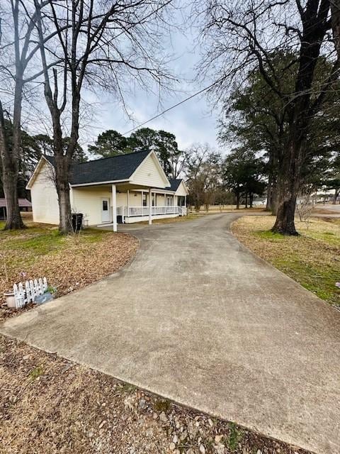 view of front of property featuring covered porch and driveway