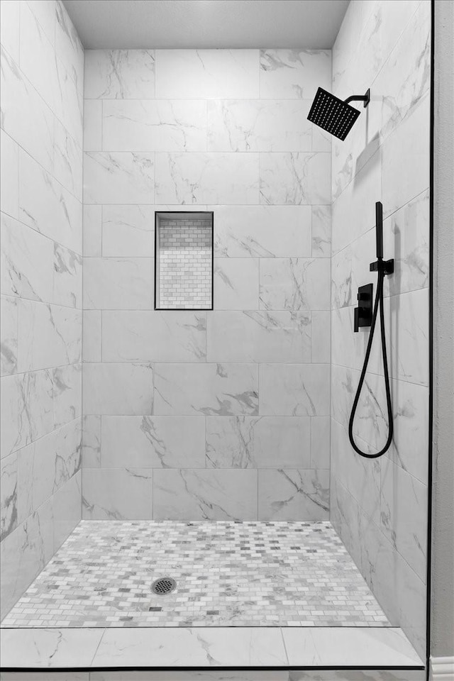 bathroom featuring a tile shower