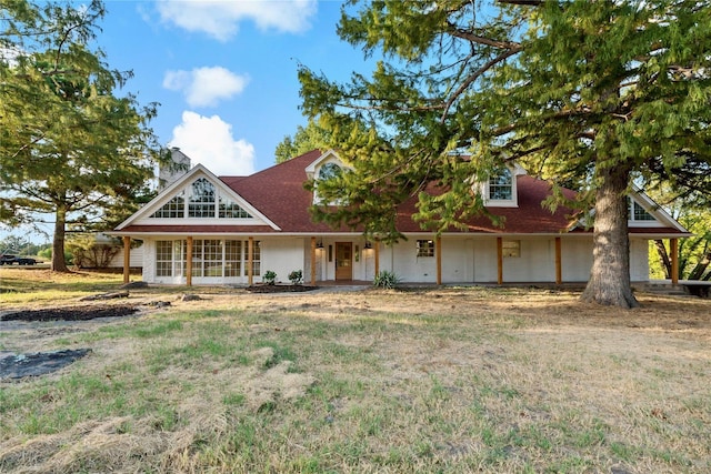 view of front of property with a front lawn