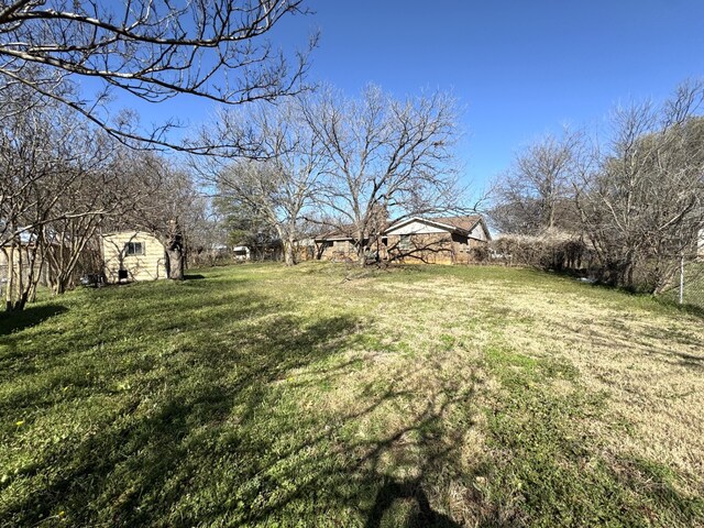 view of yard with an outbuilding