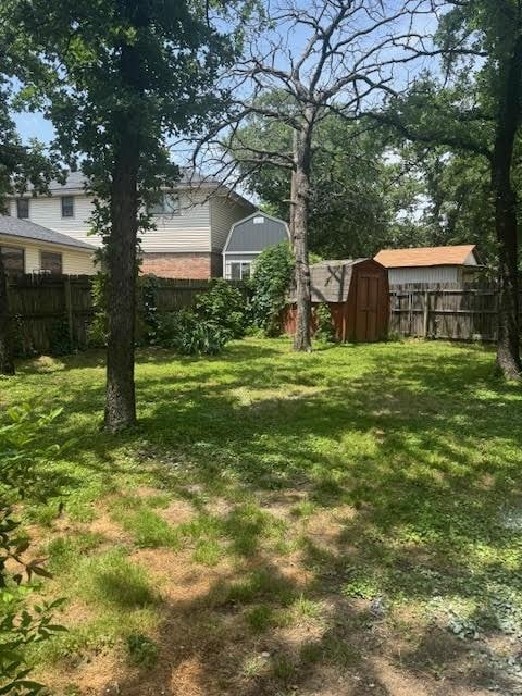 829 Lake Crest Pkwy, Azle, TX 76020 - view of yard with a storage shed and an outbuilding