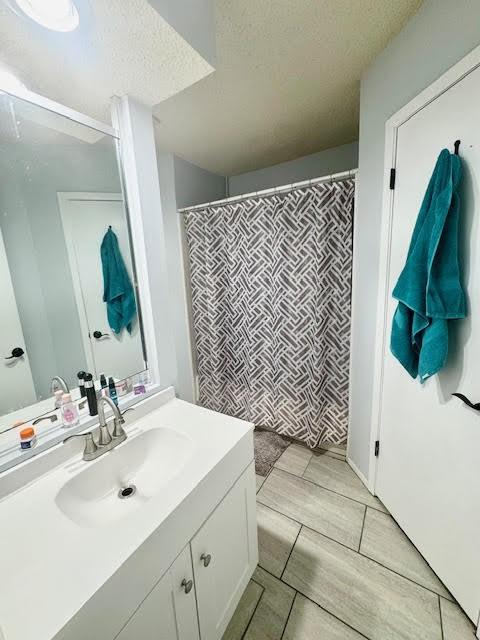 829 Lake Crest Pkwy, Azle, TX 76020 - full bath featuring vanity, a textured ceiling, and curtained shower