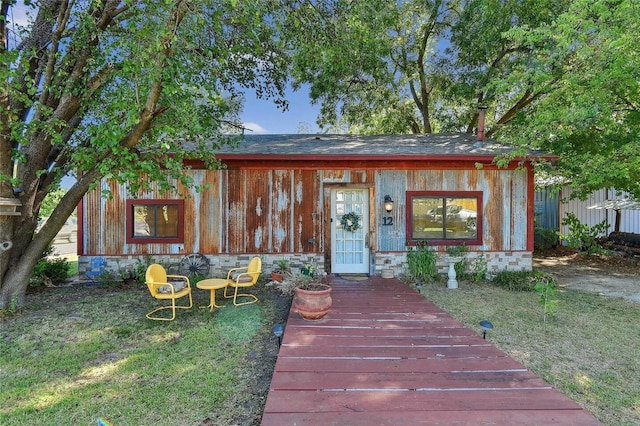 view of front of home featuring a front yard