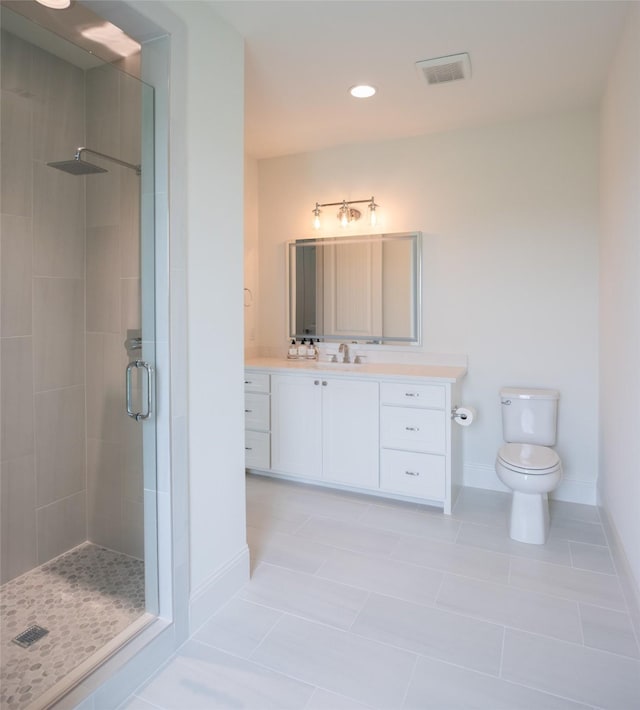 full bath with toilet, vanity, visible vents, baseboards, and a shower stall