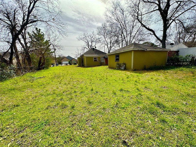 view of yard with an outdoor structure