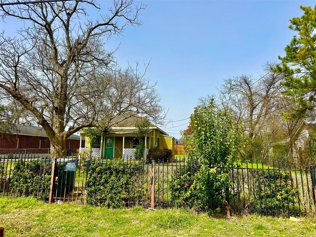 view of front of home with a fenced front yard