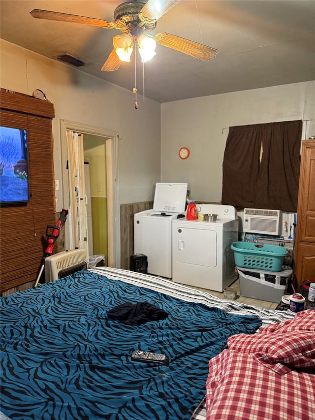 bedroom featuring visible vents, ceiling fan, and washing machine and clothes dryer