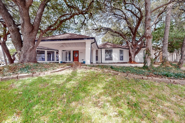 view of front of property with brick siding and a front yard