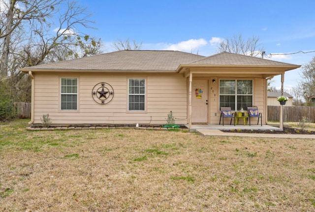 ranch-style home featuring fence and a front lawn