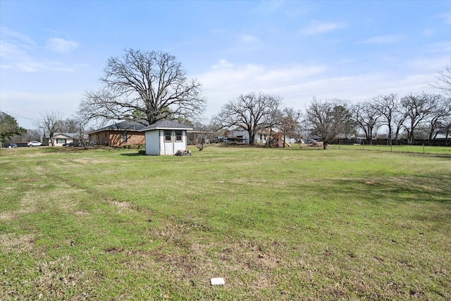 view of yard featuring an outdoor structure and a storage shed