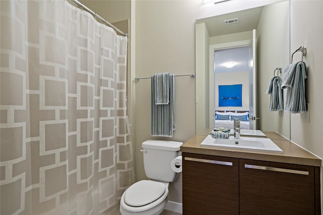 bathroom featuring visible vents, connected bathroom, toilet, a shower with shower curtain, and vanity