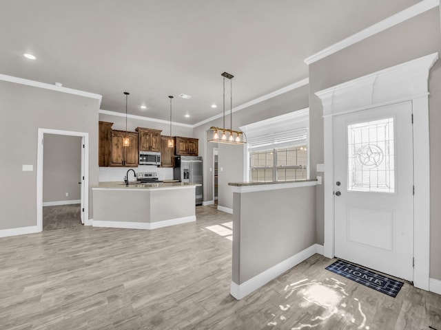 entrance foyer featuring ornamental molding, light wood-type flooring, recessed lighting, and baseboards