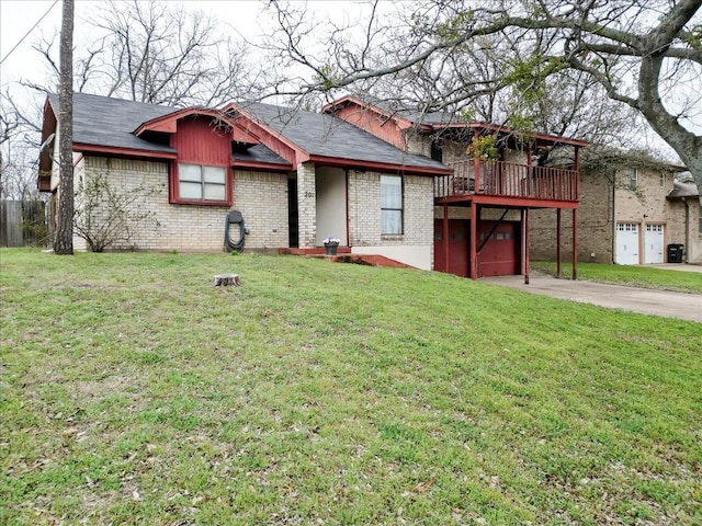 view of front of house featuring driveway, a garage, a front yard, and brick siding