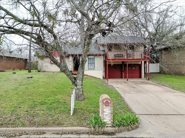 view of front of house with an attached garage, brick siding, driveway, and a front lawn