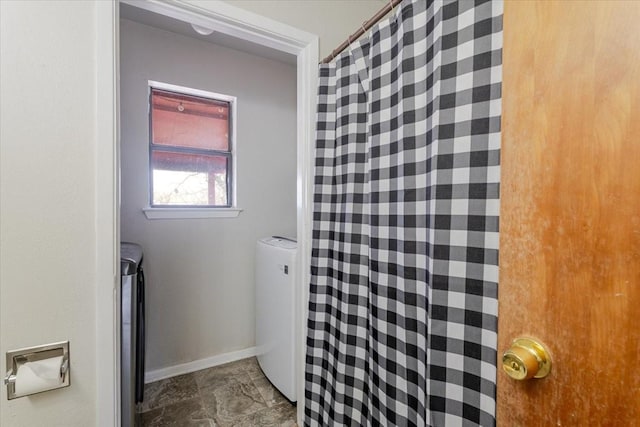 full bath featuring a shower with curtain and baseboards