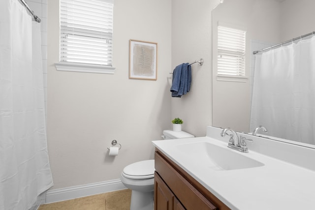 full bathroom featuring baseboards, a shower with shower curtain, toilet, tile patterned flooring, and vanity