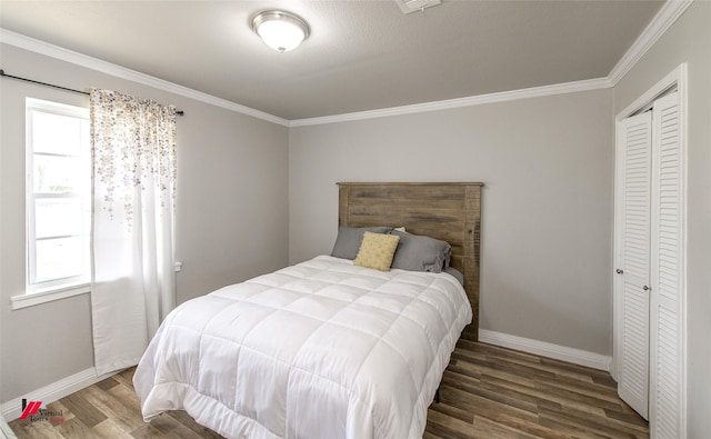 bedroom with crown molding, wood finished floors, and baseboards