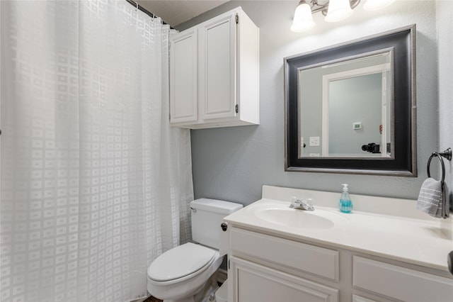 full bath with toilet, a textured wall, curtained shower, and vanity