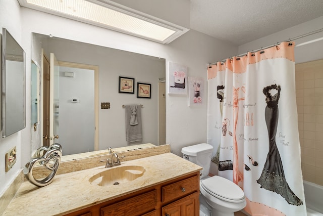 full bathroom featuring a textured ceiling, shower / bath combination with curtain, vanity, and toilet